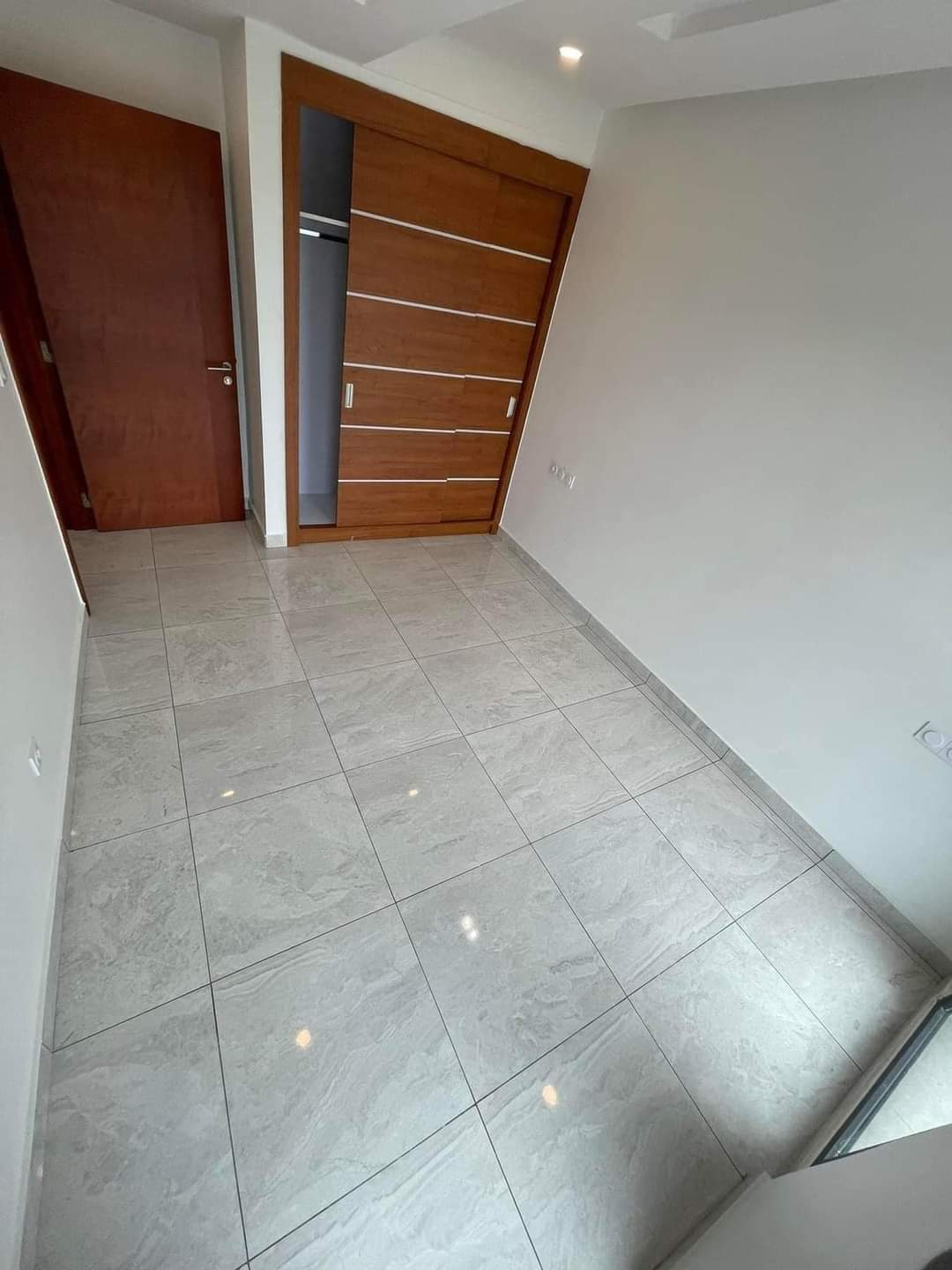 Apartment to rent - Douala, Bonapriso, plusieurs disponibilités dans la zone contactez nous pour effectuer des visites - 1 living room(s), 3 bedroom(s), 2 bathroom(s) - 1 500 000 FCFA / month
