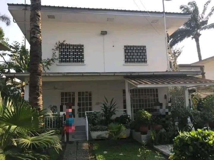 Maison (Villa) à louer - Douala, Bonapriso, Détails sur watsapp au +237672357533 - 1 salon(s), 4 chambre(s), 3 salle(s) de bains - 2 500 000 FCFA / mois