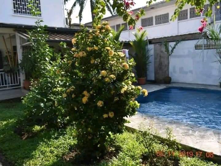 Maison (Villa) à louer - Douala, Bonapriso, Détails sur watsapp au +237672357533 - 1 salon(s), 4 chambre(s), 3 salle(s) de bains - 2 500 000 FCFA / mois