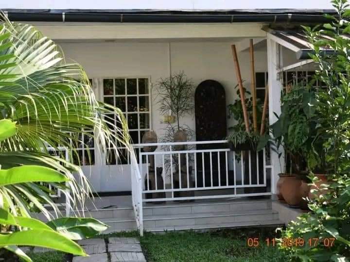Maison (Villa) à louer - Douala, Bonapriso, Détails sur watsapp au +237672357533 - 1 salon(s), 4 chambre(s), 3 salle(s) de bains - 2 500 000 FCFA / mois