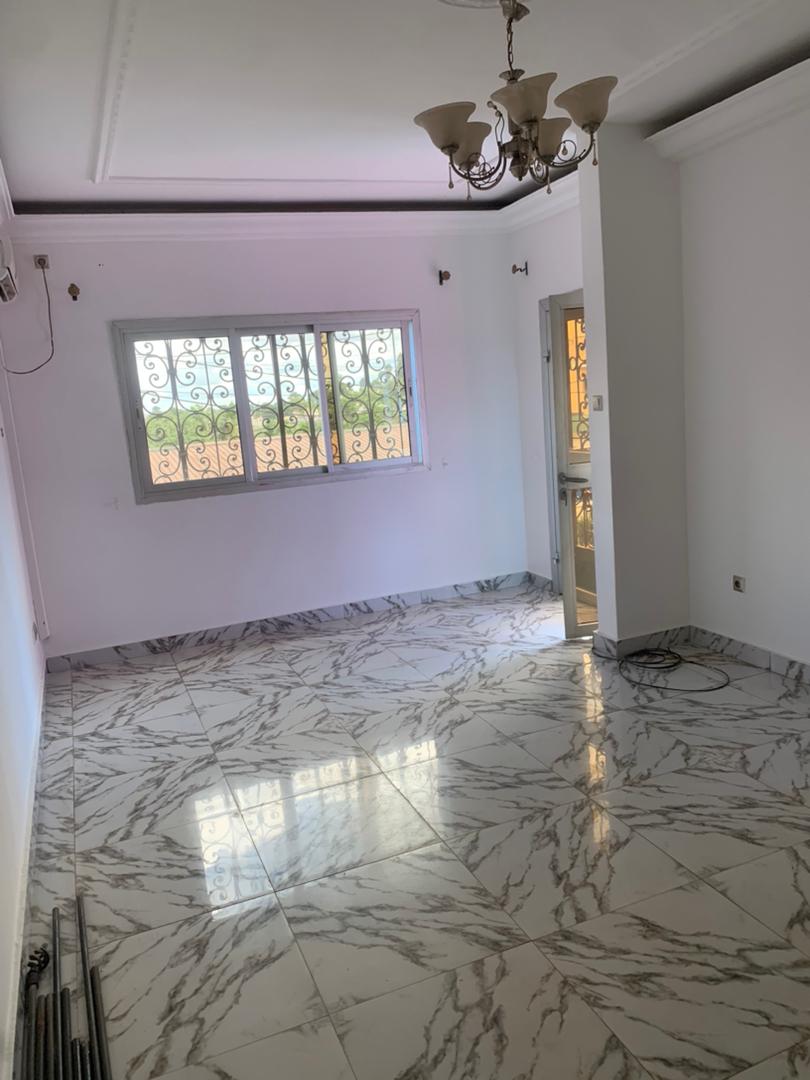 Apartment to rent - Yaoundé, Bastos, Bastos - 1 living room(s), 2 bedroom(s), 2 bathroom(s) - 300 000 FCFA / month
