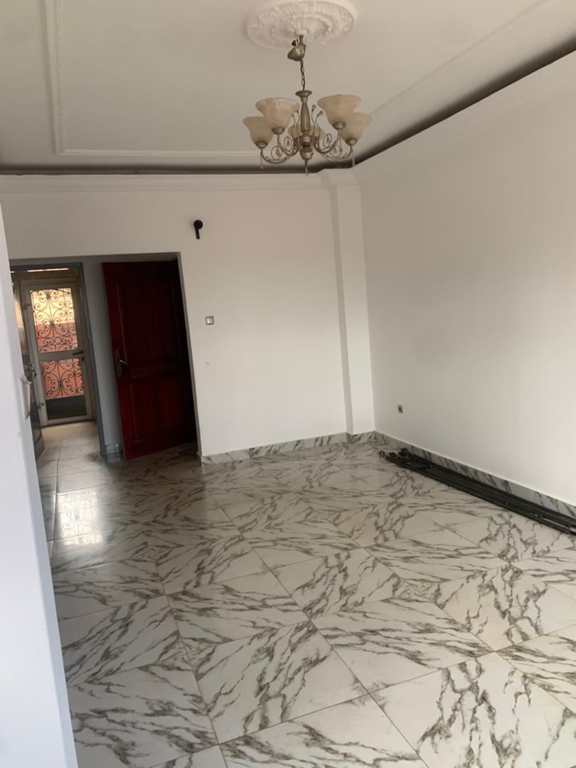 Apartment to rent - Yaoundé, Bastos, Bastos - 1 living room(s), 2 bedroom(s), 2 bathroom(s) - 300 000 FCFA / month