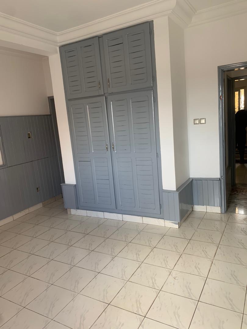 Apartment to rent - Yaoundé, Bastos, Bastos - 1 living room(s), 2 bedroom(s), 2 bathroom(s) - 300 000 FCFA / month