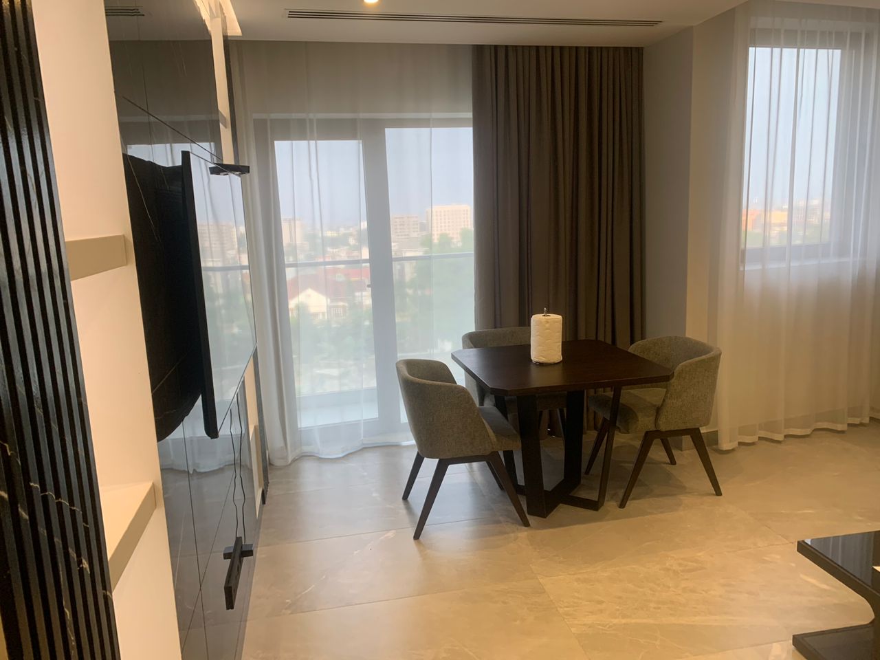 Appartement à louer - Yaoundé, Bastos, Bastos - 127 salon(s), 1 chambre(s), 2 salle(s) de bains - 1 800 000 FCFA / mois