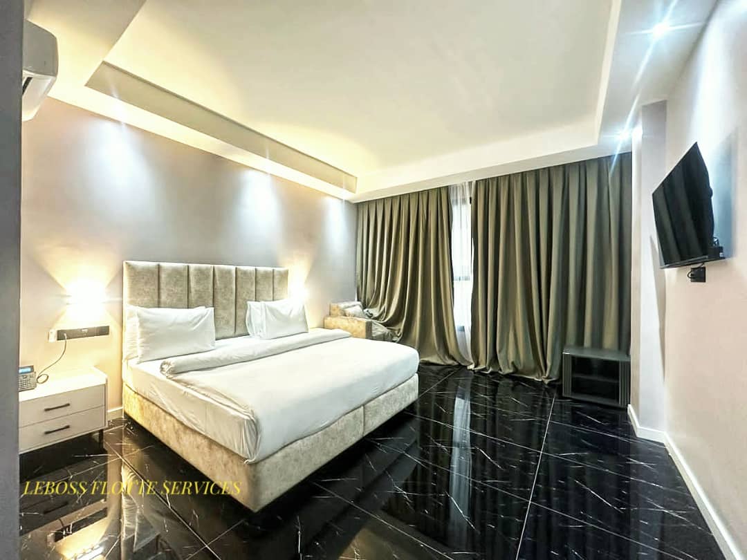 Appartement à louer - Yaoundé, Bastos, Bastos - 1 salon(s), 2 chambre(s), 3 salle(s) de bains - 2 000 000 FCFA / mois