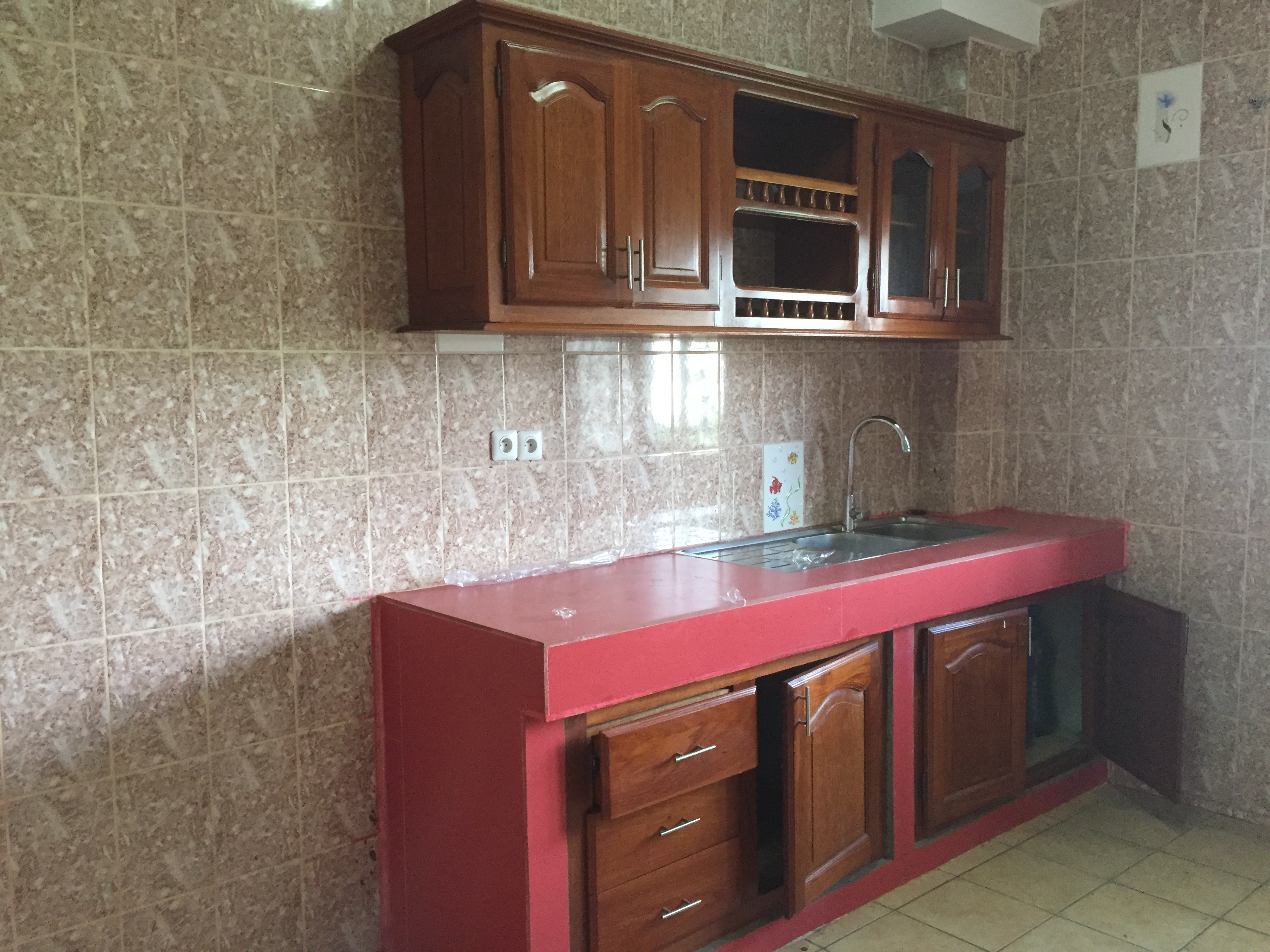 Appartement à louer - Yaoundé, Bastos, Bastos - 1 salon(s), 3 chambre(s), 3 salle(s) de bains - 1 000 000 FCFA / mois