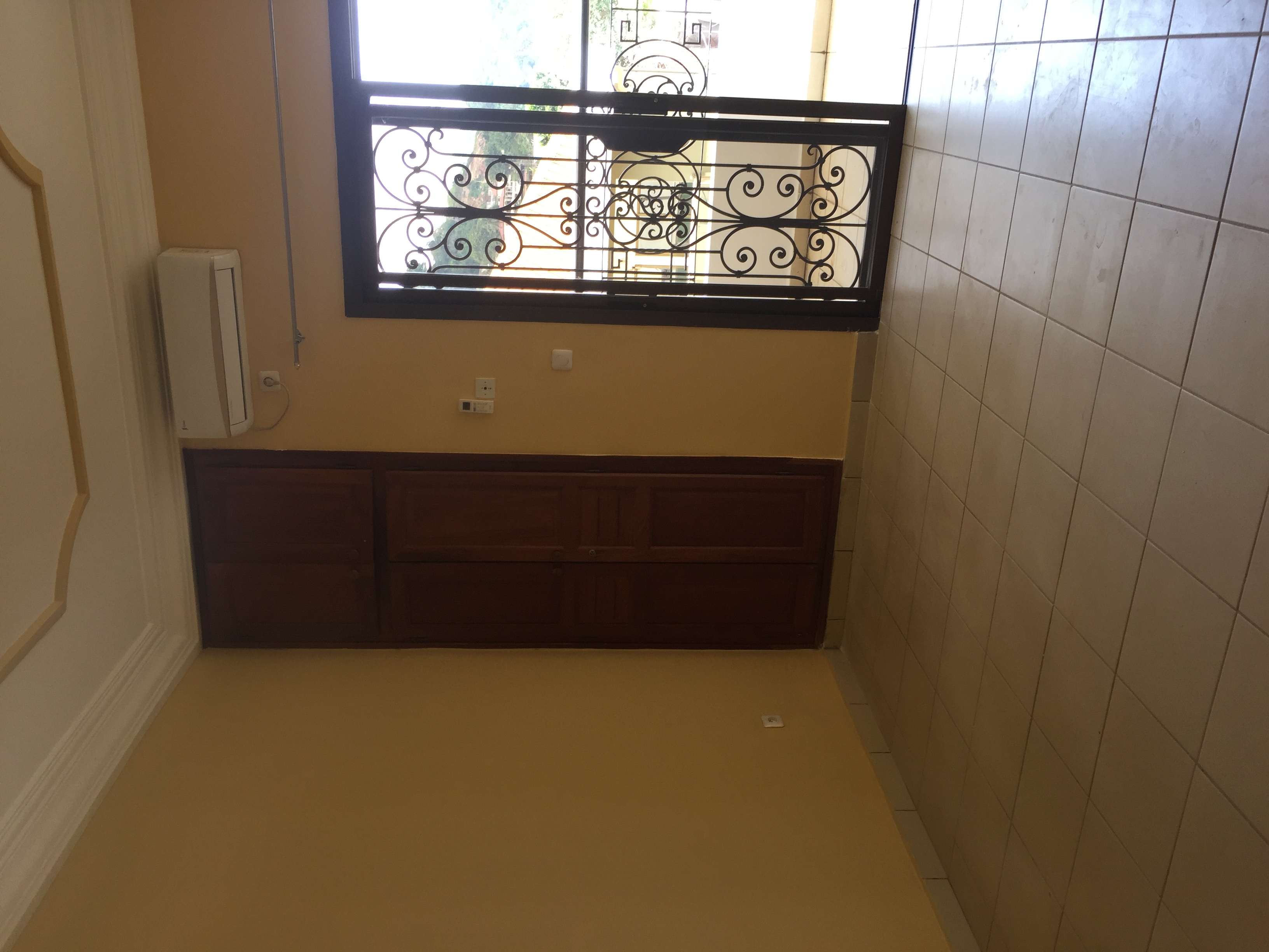 Appartement à louer - Yaoundé, Bastos, Bastos - 1 salon(s), 3 chambre(s), 3 salle(s) de bains - 1 000 000 FCFA / mois