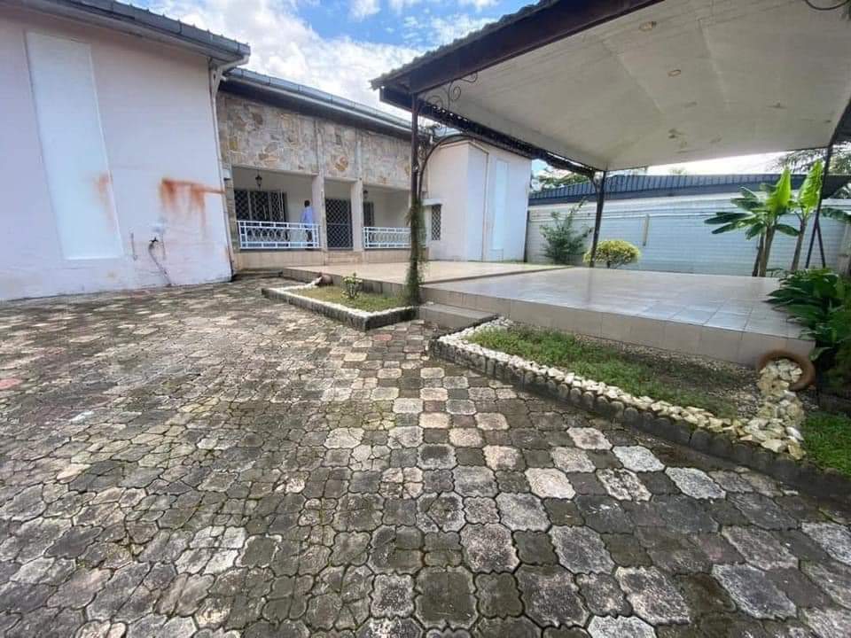 Maison (Villa) à louer - Douala, Bonapriso, détails sur +237672357533 - 1 salon(s), 4 chambre(s), 3 salle(s) de bains - 2 500 000 FCFA / mois