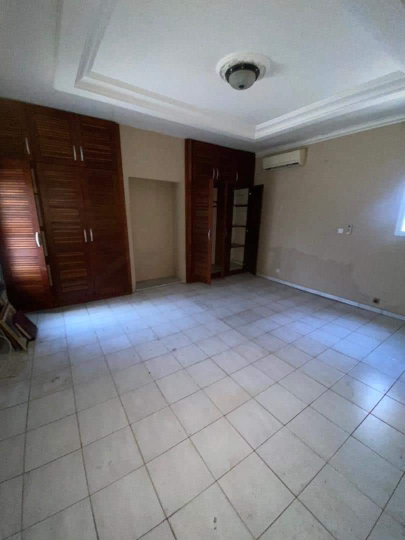 Maison (Villa) à louer - Douala, Bonapriso, détails sur +237672357533 - 1 salon(s), 4 chambre(s), 3 salle(s) de bains - 2 500 000 FCFA / mois