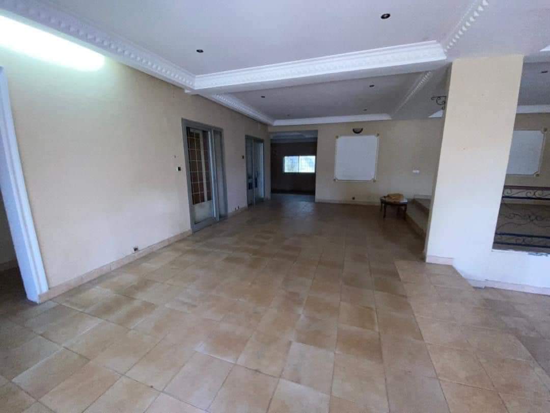 Maison (Villa) à louer - Douala, Bonapriso, détails sur +237672357533 - 1 salon(s), 4 chambre(s), 3 salle(s) de bains - 2 500 000 FCFA / mois