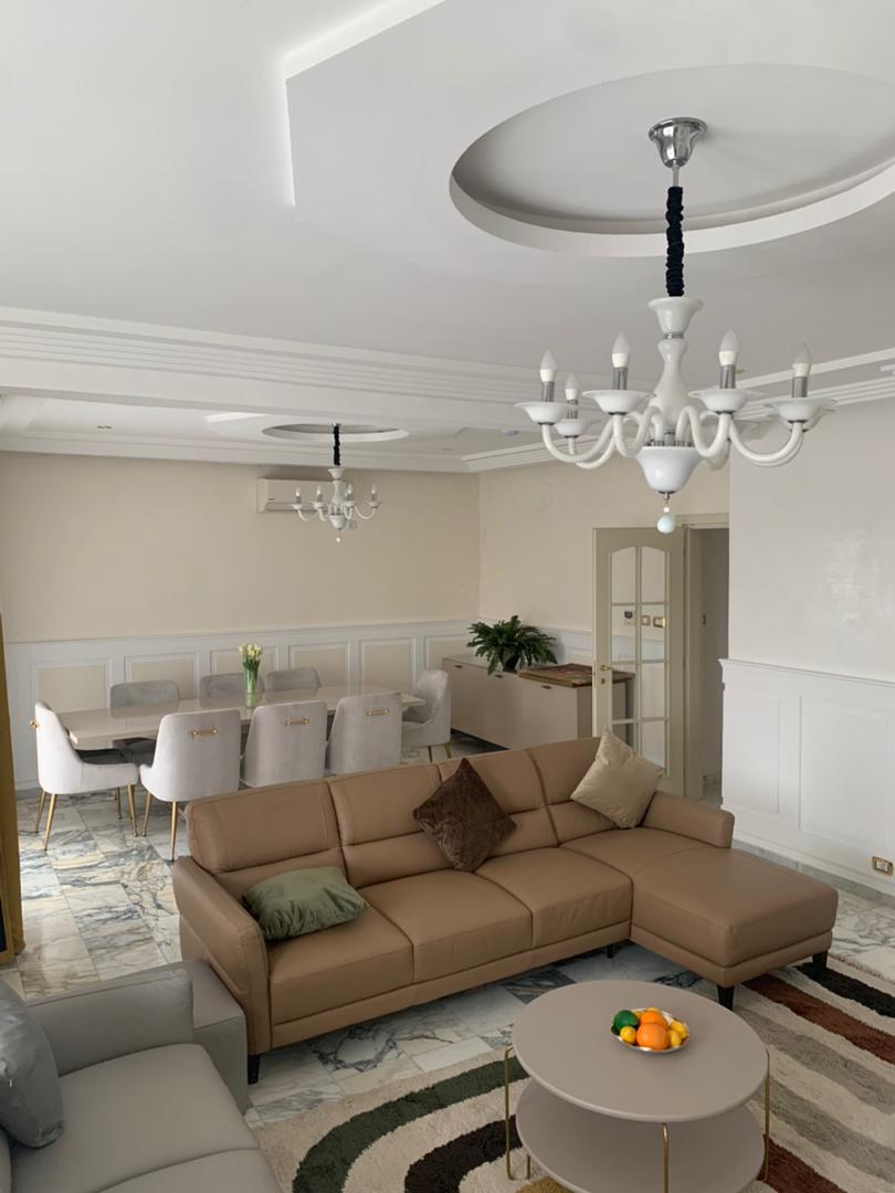 Maison (Villa) à louer - Douala, Bonanjo, plus de détails sur +237672357533 - 1 salon(s), 4 chambre(s), 3 salle(s) de bains - 4 000 000 FCFA / mois