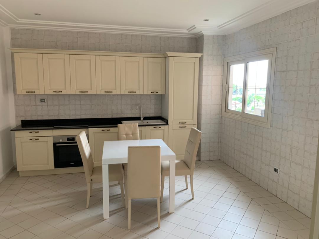 Maison (Villa) à louer - Douala, Bonanjo, plus de détails sur +237672357533 - 1 salon(s), 4 chambre(s), 3 salle(s) de bains - 4 000 000 FCFA / mois
