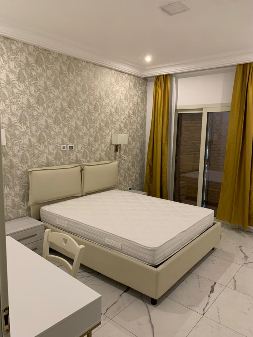 Maison (Villa) à louer - Douala, Bonanjo, plus de détails sur +237672357533 - 1 salon(s), 4 chambre(s), 3 salle(s) de bains - 4 000 000 FCFA / mois