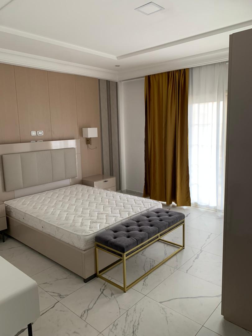 Maison (Villa) à louer - Douala, Bonanjo, plus de détails sur +237672357533 - 1 salon(s), 4 chambre(s), 3 salle(s) de bains - 4 000 000 FCFA / mois