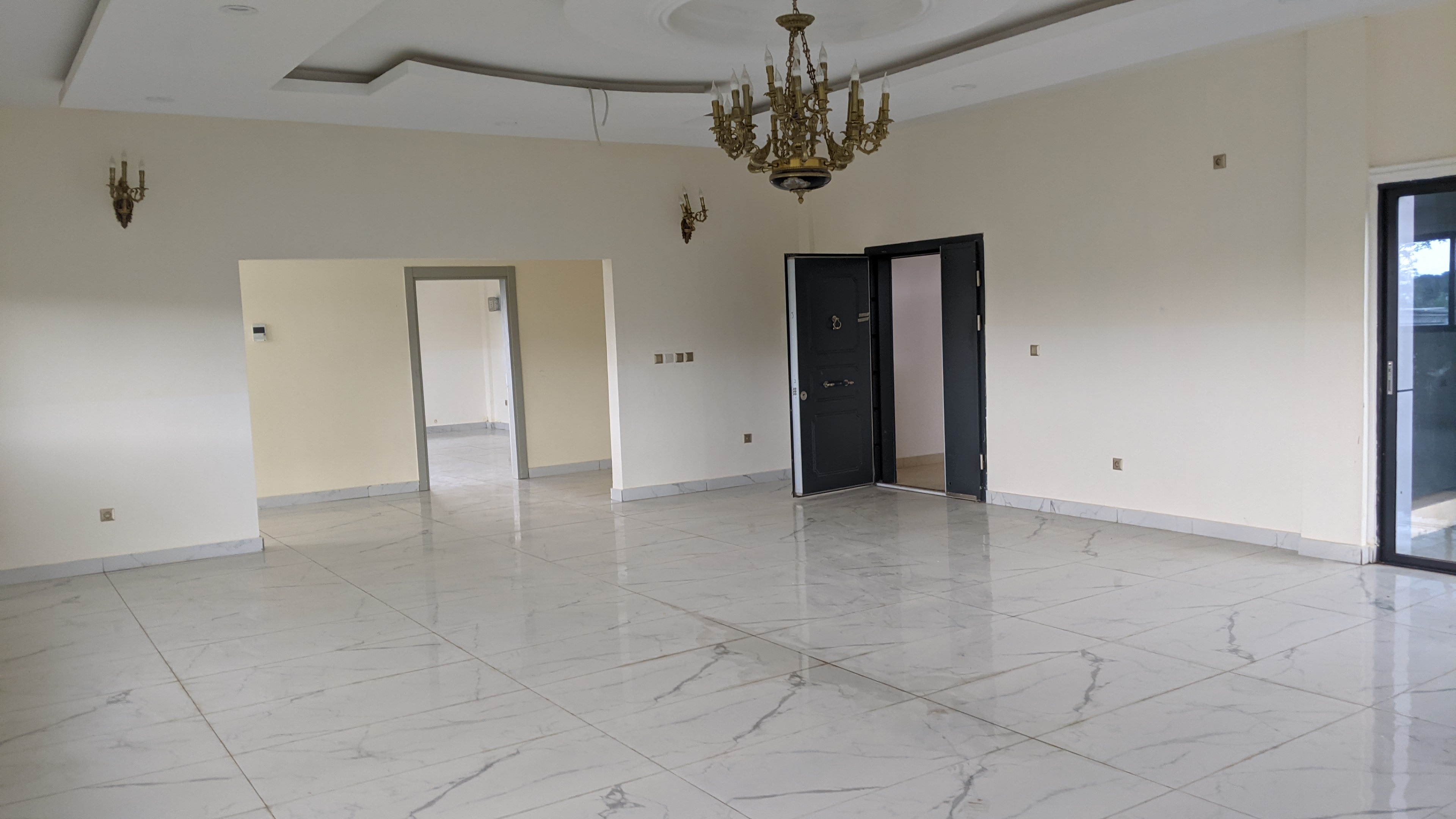 Apartment to rent - Yaoundé, Bastos, Bastos - 1 living room(s), 2 bedroom(s), 3 bathroom(s) - 1 500 000 FCFA / month