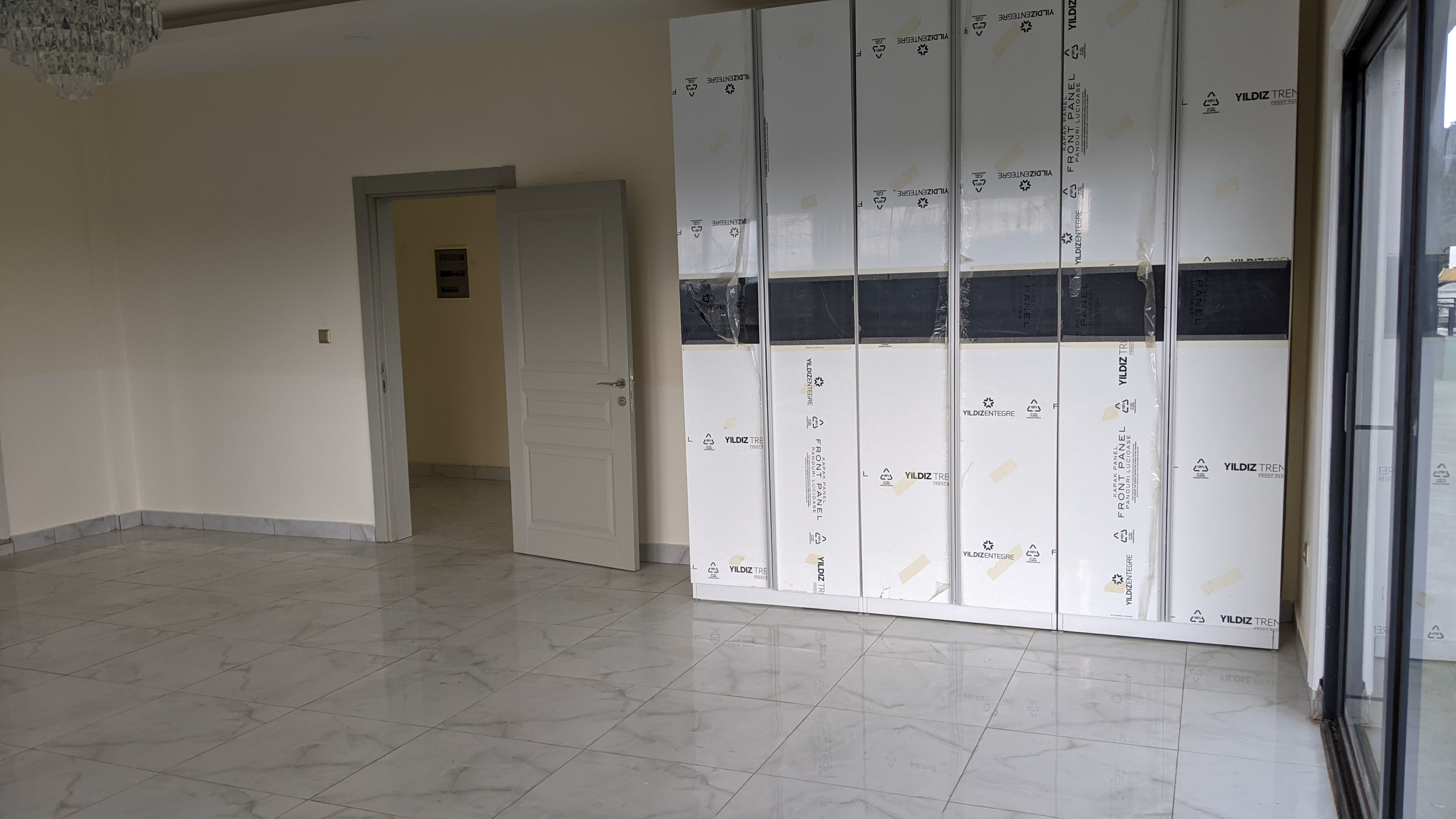 Appartement à louer - Yaoundé, Bastos, Bastos - 1 salon(s), 2 chambre(s), 3 salle(s) de bains - 1 500 000 FCFA / mois