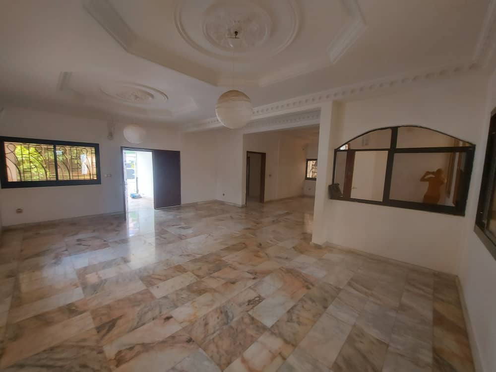 Office to rent at Yaoundé, Bastos, Bastos - 700 m2 - 2 300 000 FCFA