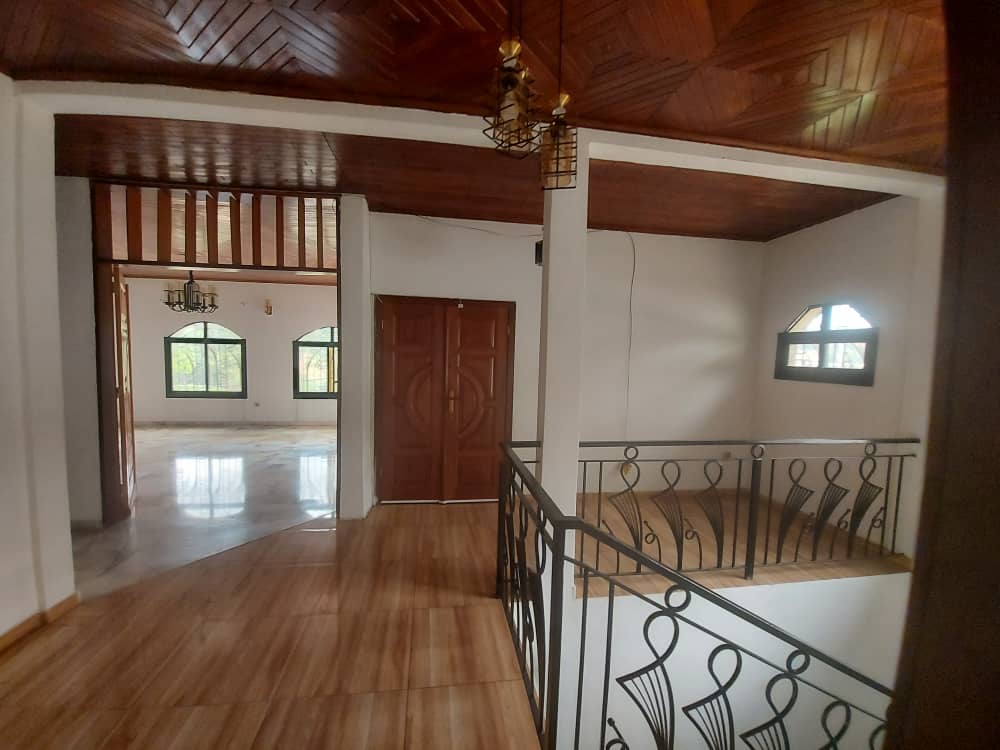 Office to rent at Yaoundé, Bastos, Bastos - 700 m2 - 2 300 000 FCFA