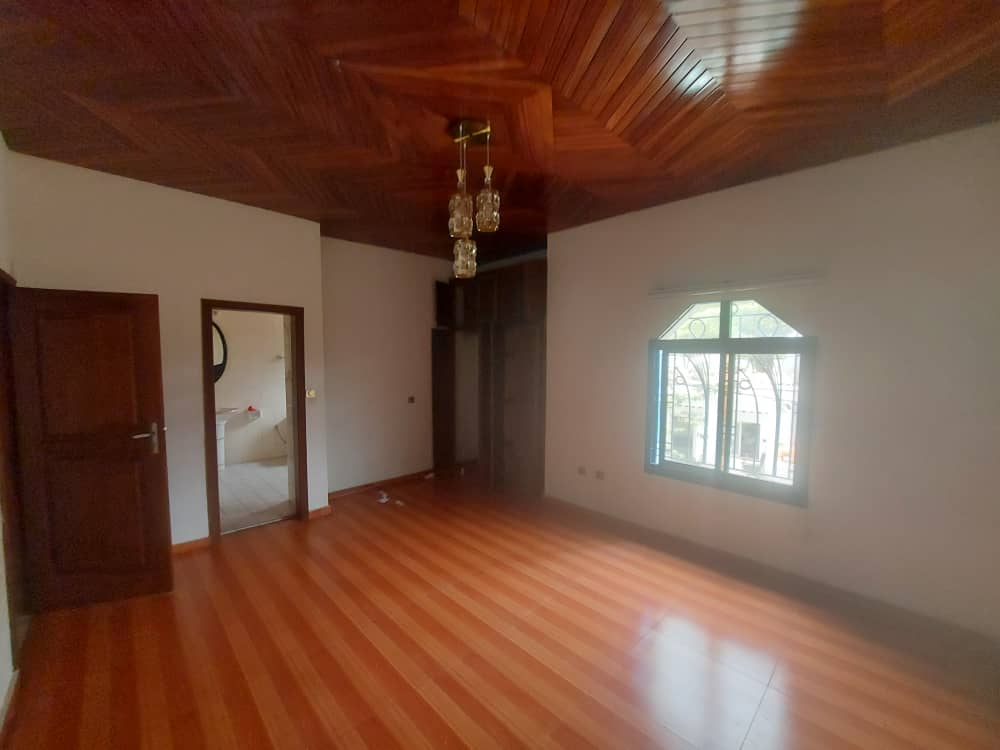 Office to rent at Yaoundé, Bastos, Bastos - 700 m2 - 2 300 000 FCFA
