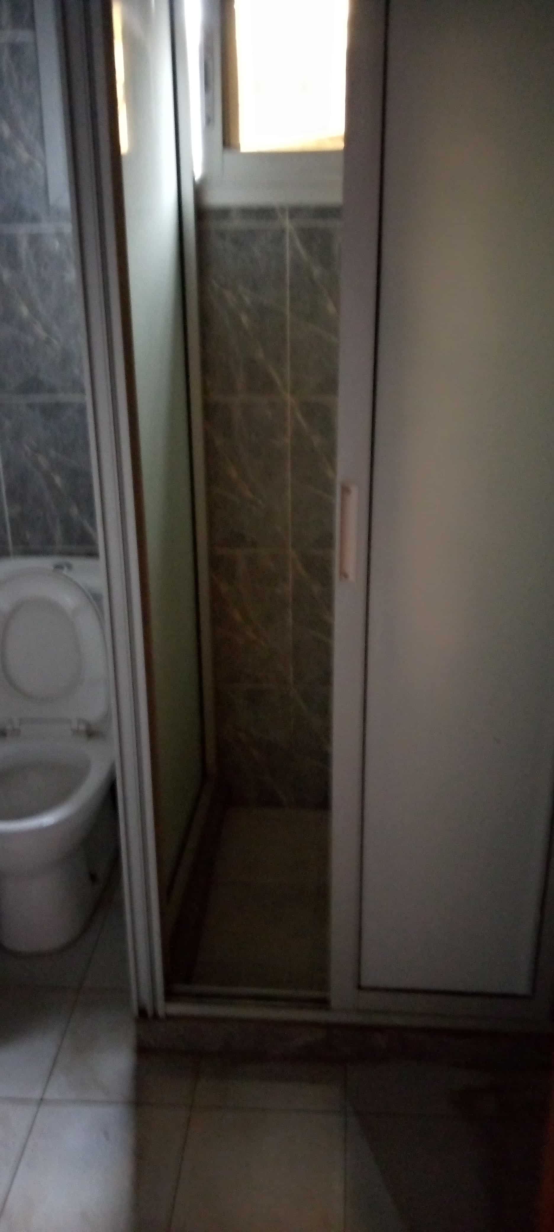 Appartement à louer - Yaoundé, Mfandena, Mfandena - 1 salon(s), 3 chambre(s), 3 salle(s) de bains - 420 000 FCFA / mois