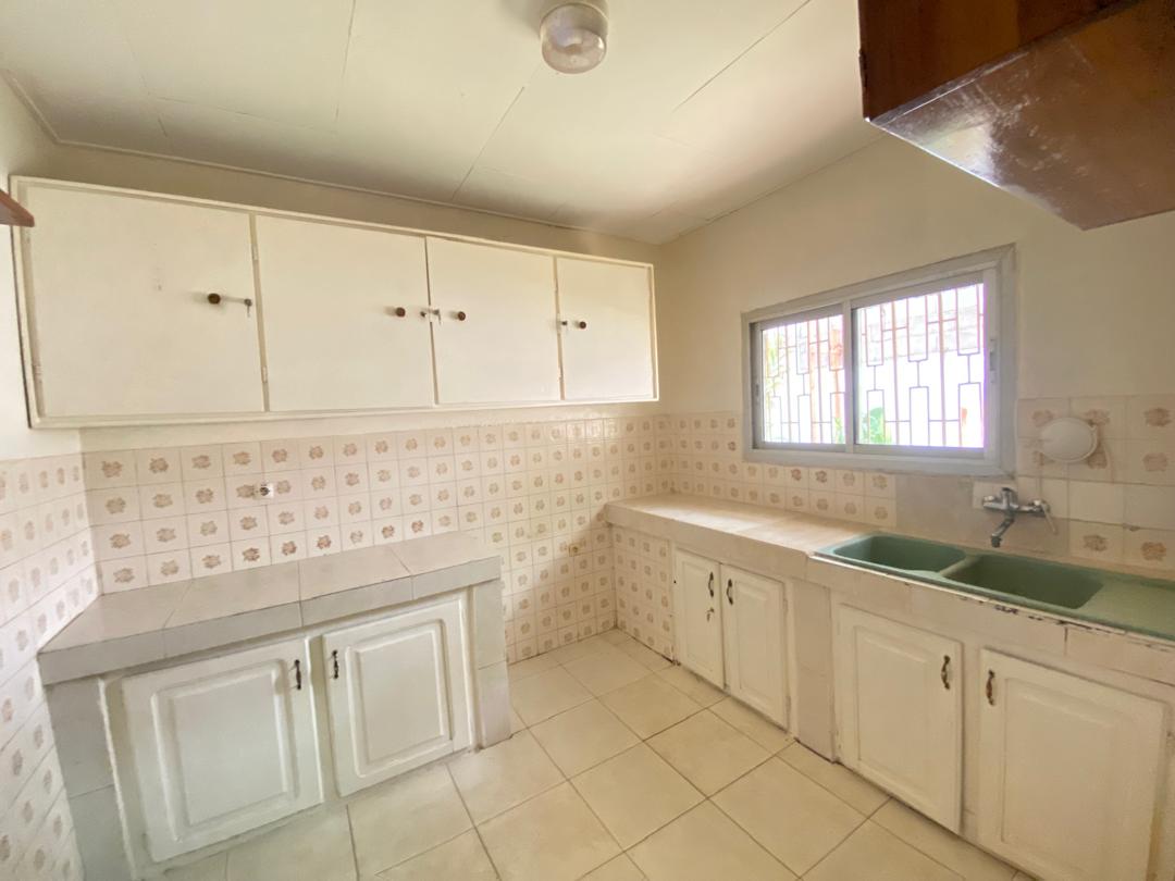 Office to rent at Yaoundé, Bastos, Bastos - 700 m2 - 15 FCFA