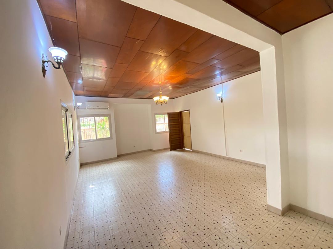 Office to rent at Yaoundé, Bastos, Bastos - 700 m2 - 15 FCFA