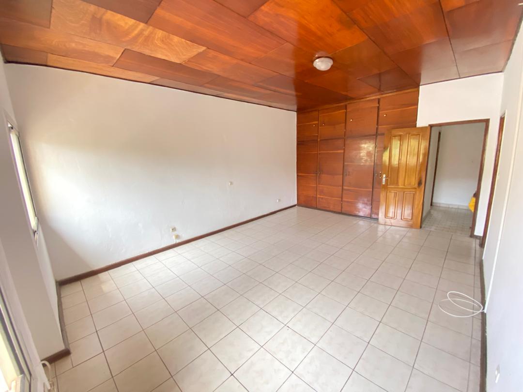 Office to rent at Yaoundé, Bastos, Bastos - 700 m2 - 15 FCFA