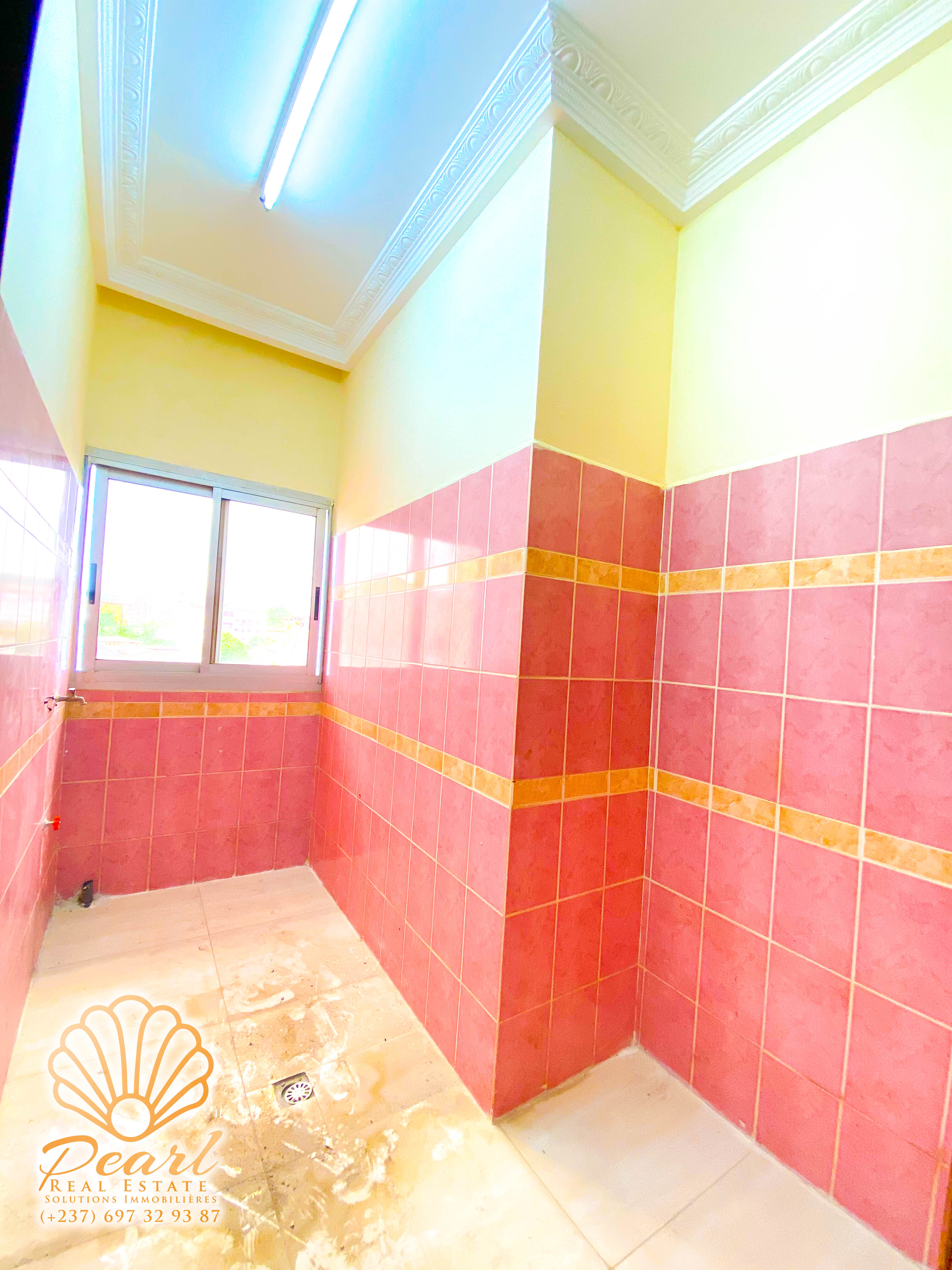 Appartement à louer - Yaoundé, Bastos, Rue Ahmadou Ali - 1 salon(s), 3 chambre(s), 3 salle(s) de bains - 400 000 FCFA / mois
