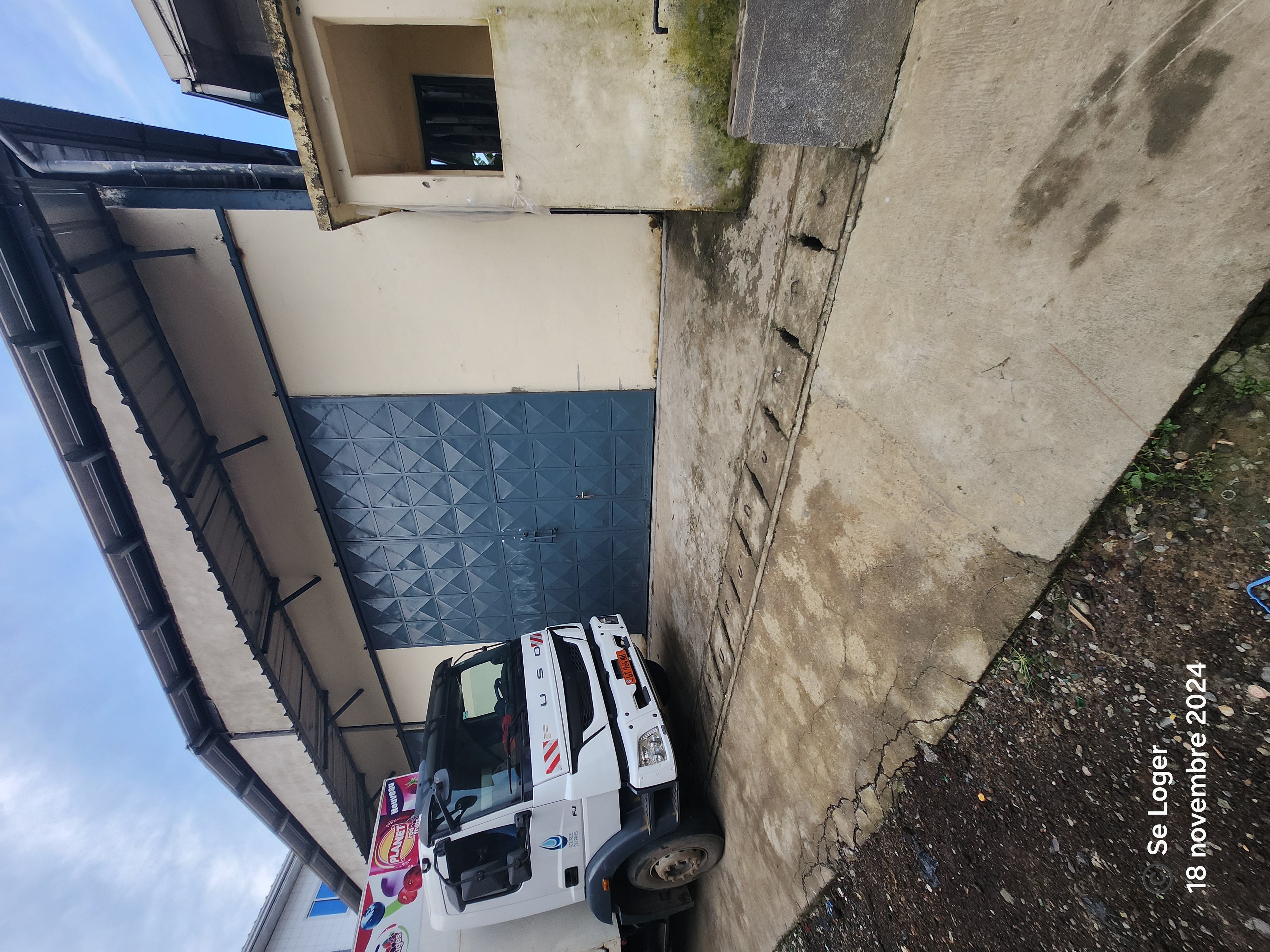 Store to rent at Douala, Beedi, M - 200 m2 - 500 000 FCFA