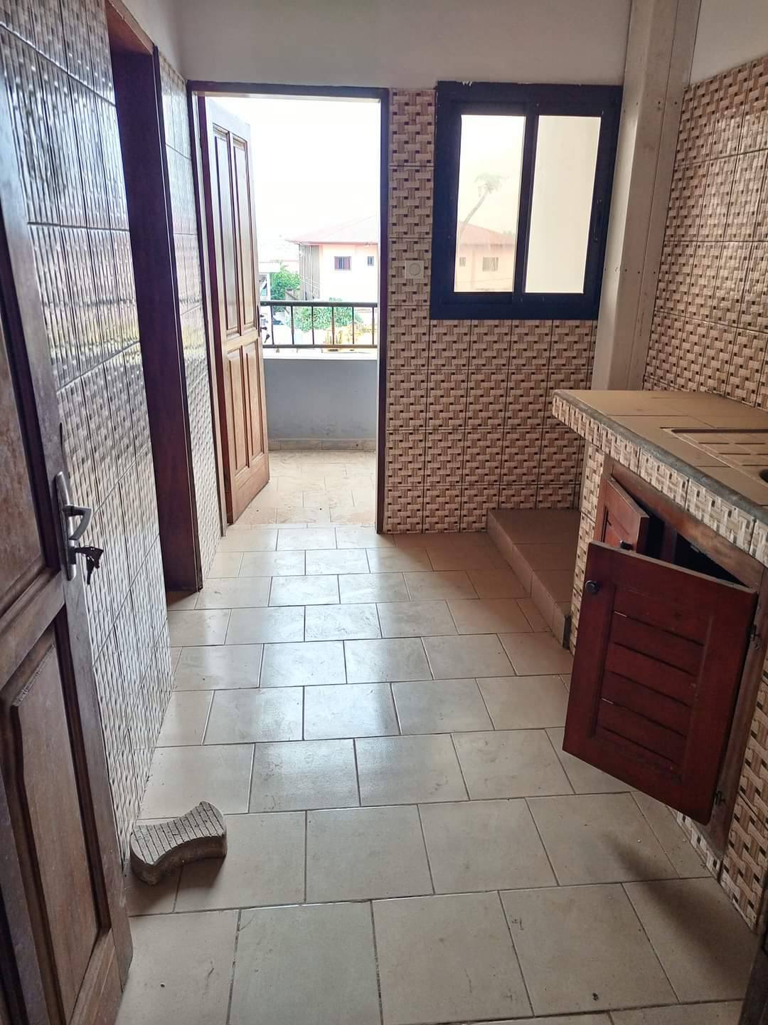 Office to rent at Yaoundé, Mfandena, omnisport -  m2 - 325 000 FCFA