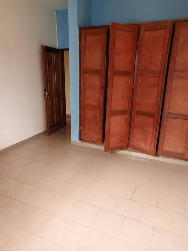 Office to rent at Yaoundé, Mfandena, omnisport -  m2 - 325 000 FCFA