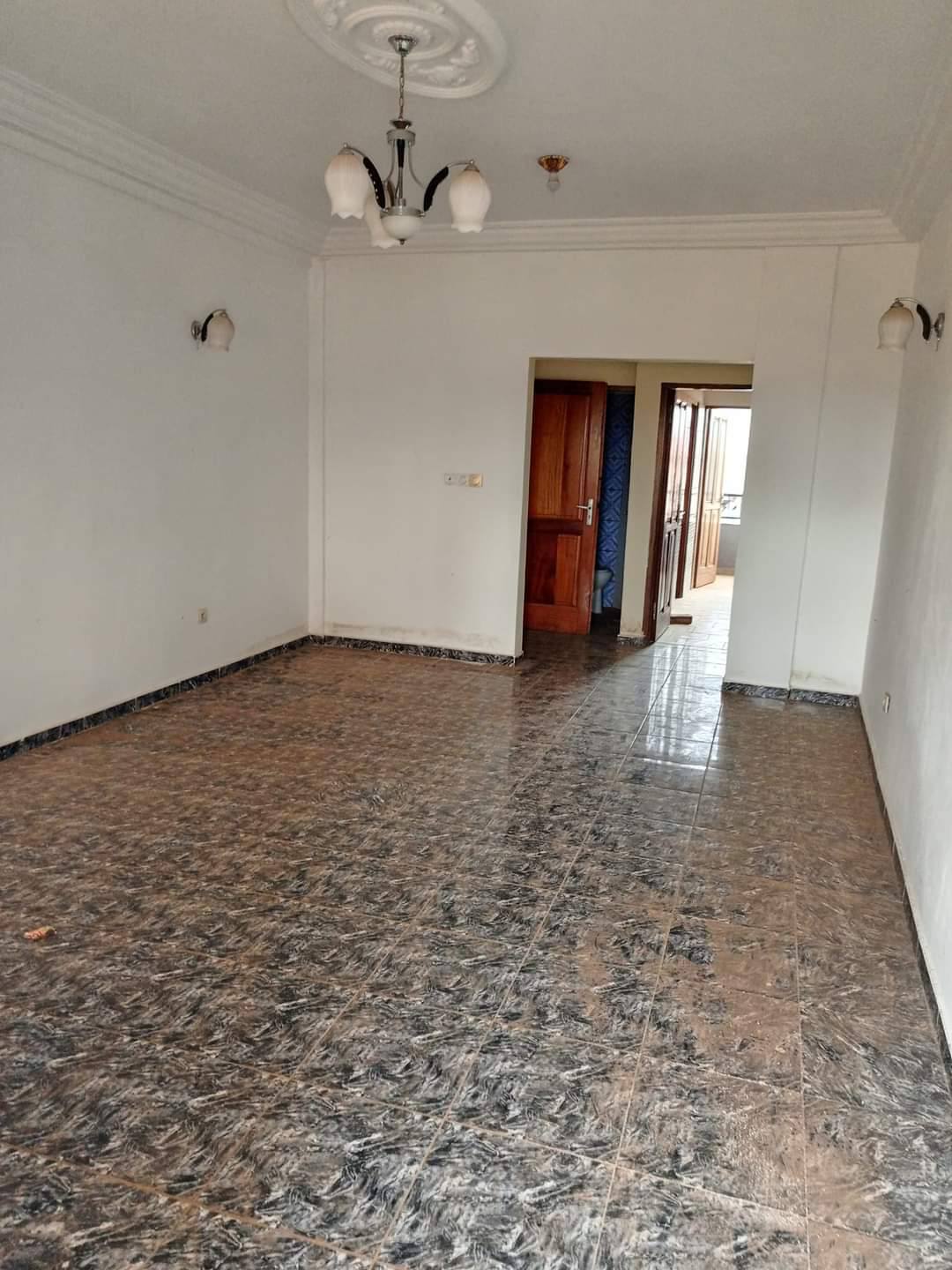Office to rent at Yaoundé, Mfandena, omnisport -  m2 - 325 000 FCFA