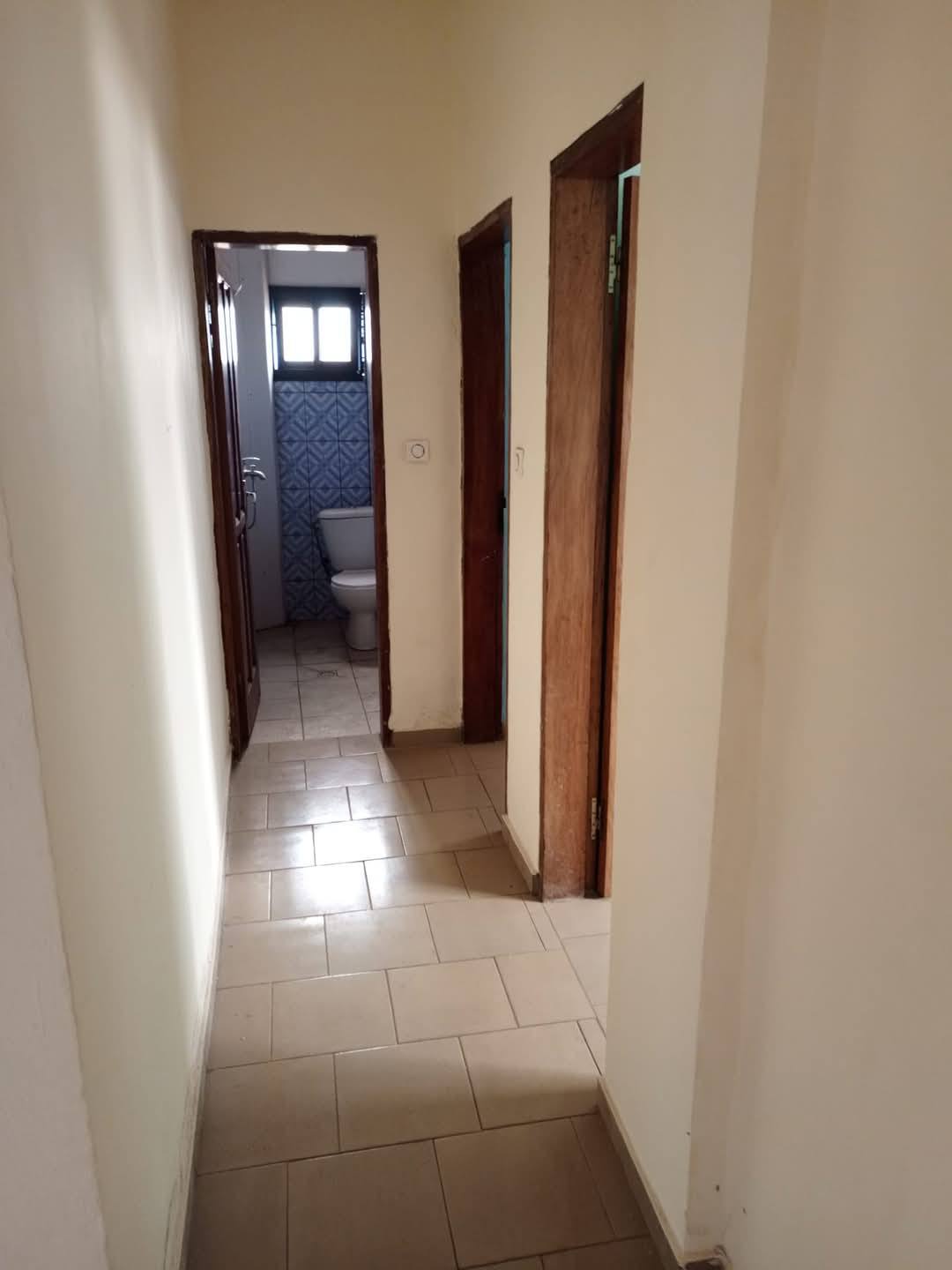 Office to rent at Yaoundé, Mfandena, omnisport -  m2 - 325 000 FCFA