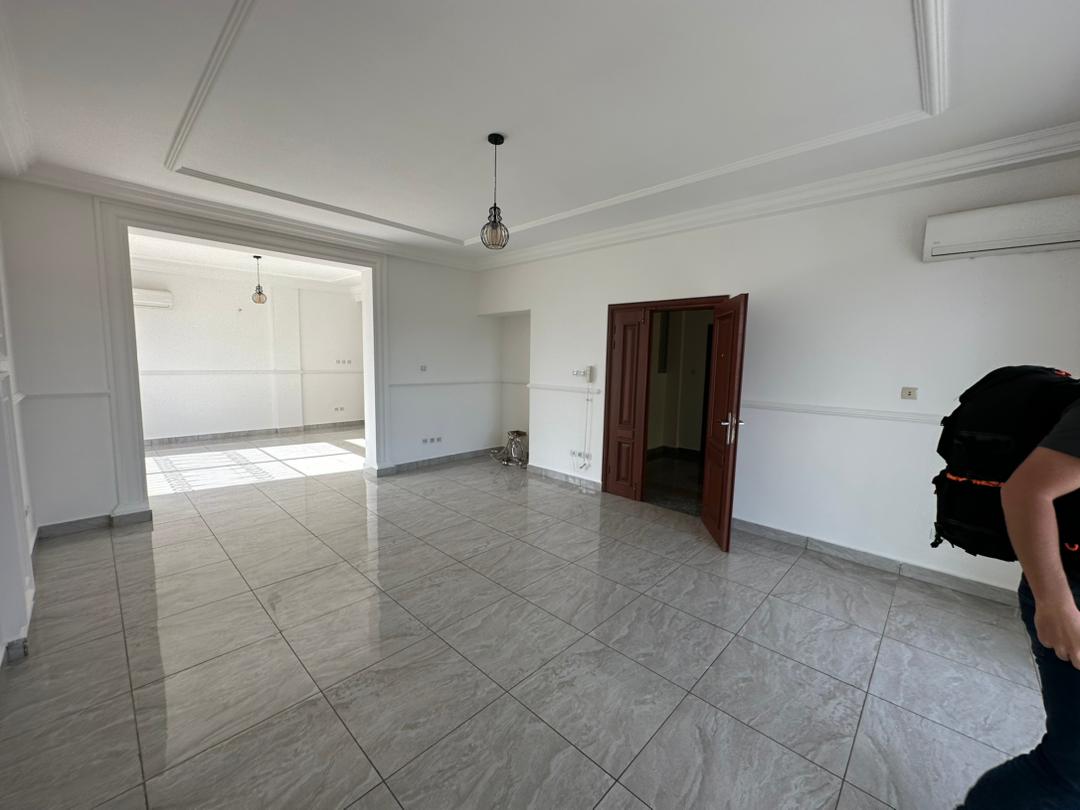 Apartment to rent - Yaoundé, Bastos, Bastos - 1 living room(s), 2 bedroom(s), 3 bathroom(s) - 900 000 FCFA / month