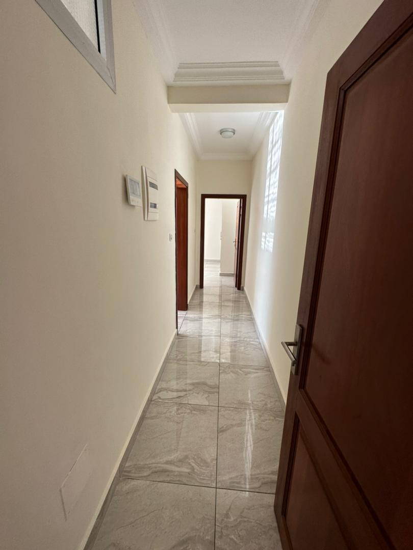 Appartement à louer - Yaoundé, Bastos, Bastos - 1 salon(s), 2 chambre(s), 3 salle(s) de bains - 900 000 FCFA / mois