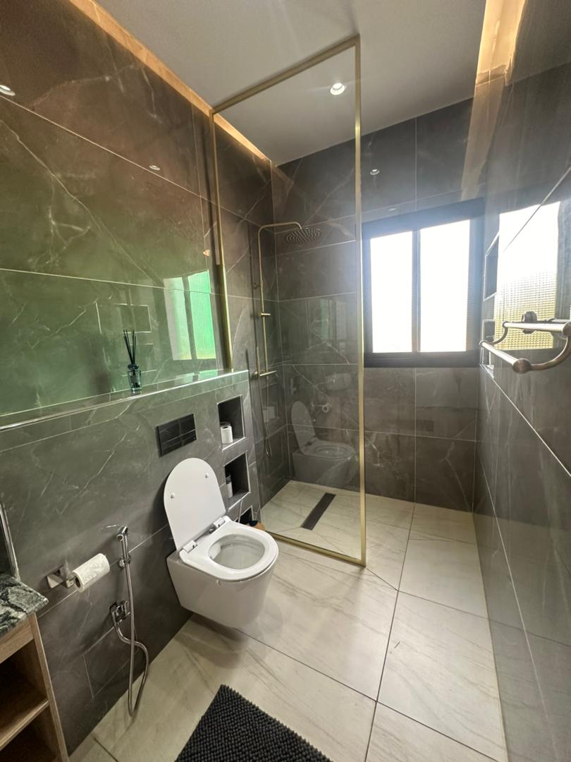 Appartement à louer - Yaoundé, Bastos, Bastos - 1 salon(s), 2 chambre(s), 3 salle(s) de bains - 900 000 FCFA / mois