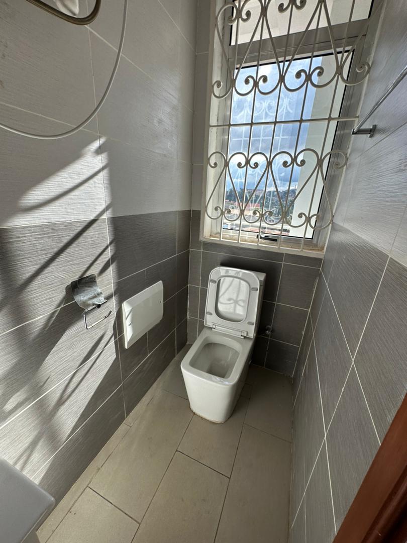 Appartement à louer - Yaoundé, Bastos, Bastos - 1 salon(s), 2 chambre(s), 3 salle(s) de bains - 900 000 FCFA / mois