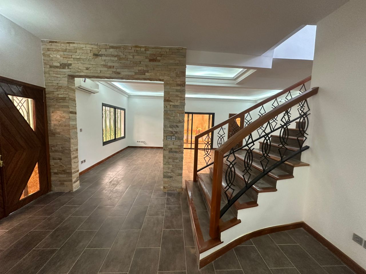 Office to rent at Yaoundé, Bastos, Bastos - 800 m2 - 3 000 000 FCFA