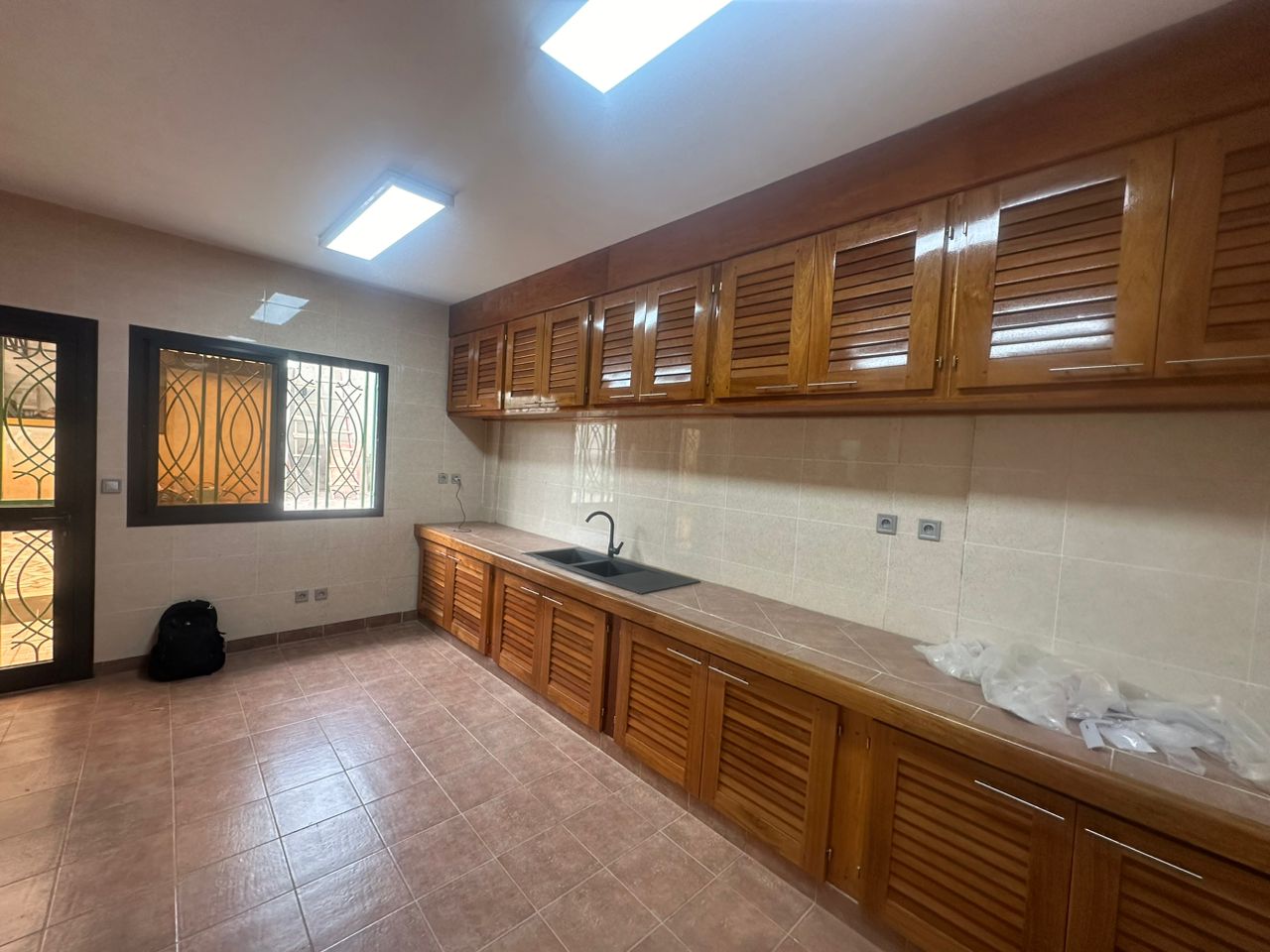 Office to rent at Yaoundé, Bastos, Bastos - 800 m2 - 3 000 000 FCFA