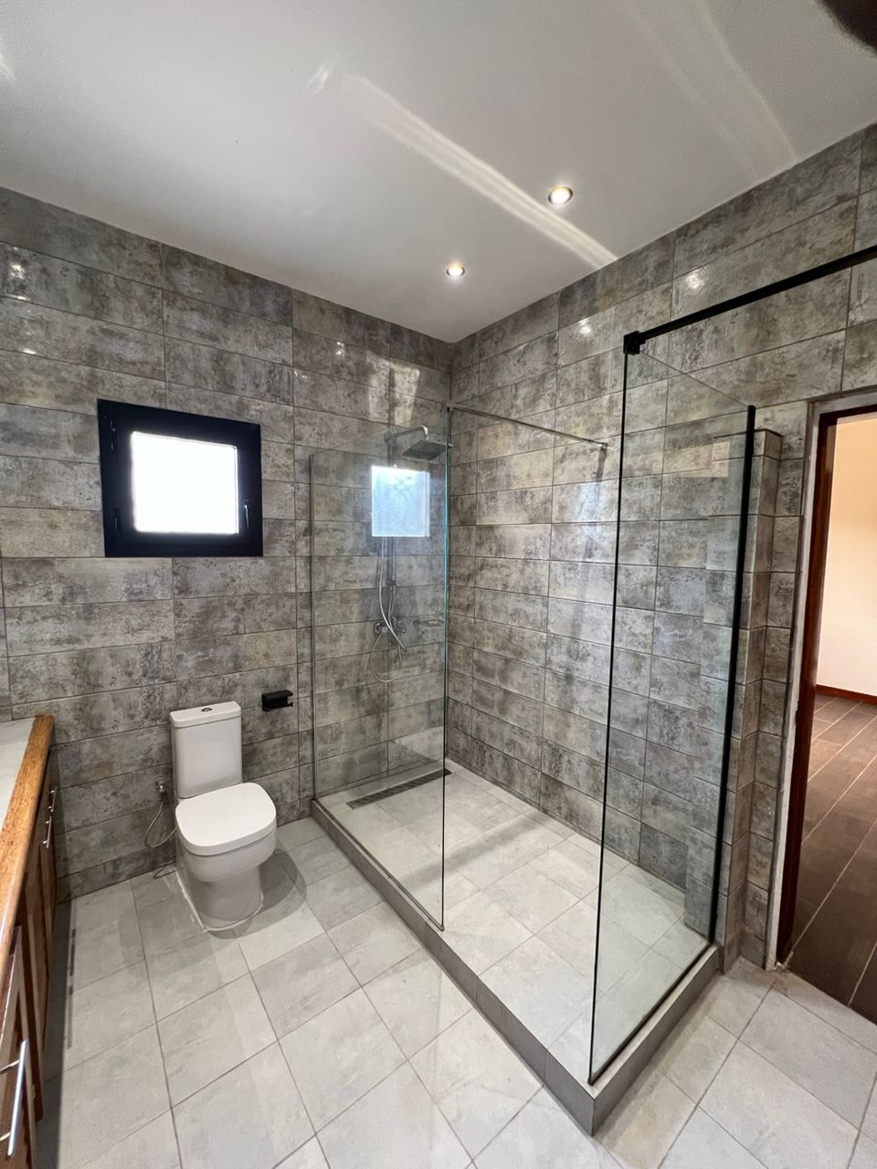 Office to rent at Yaoundé, Bastos, Bastos - 800 m2 - 3 000 000 FCFA