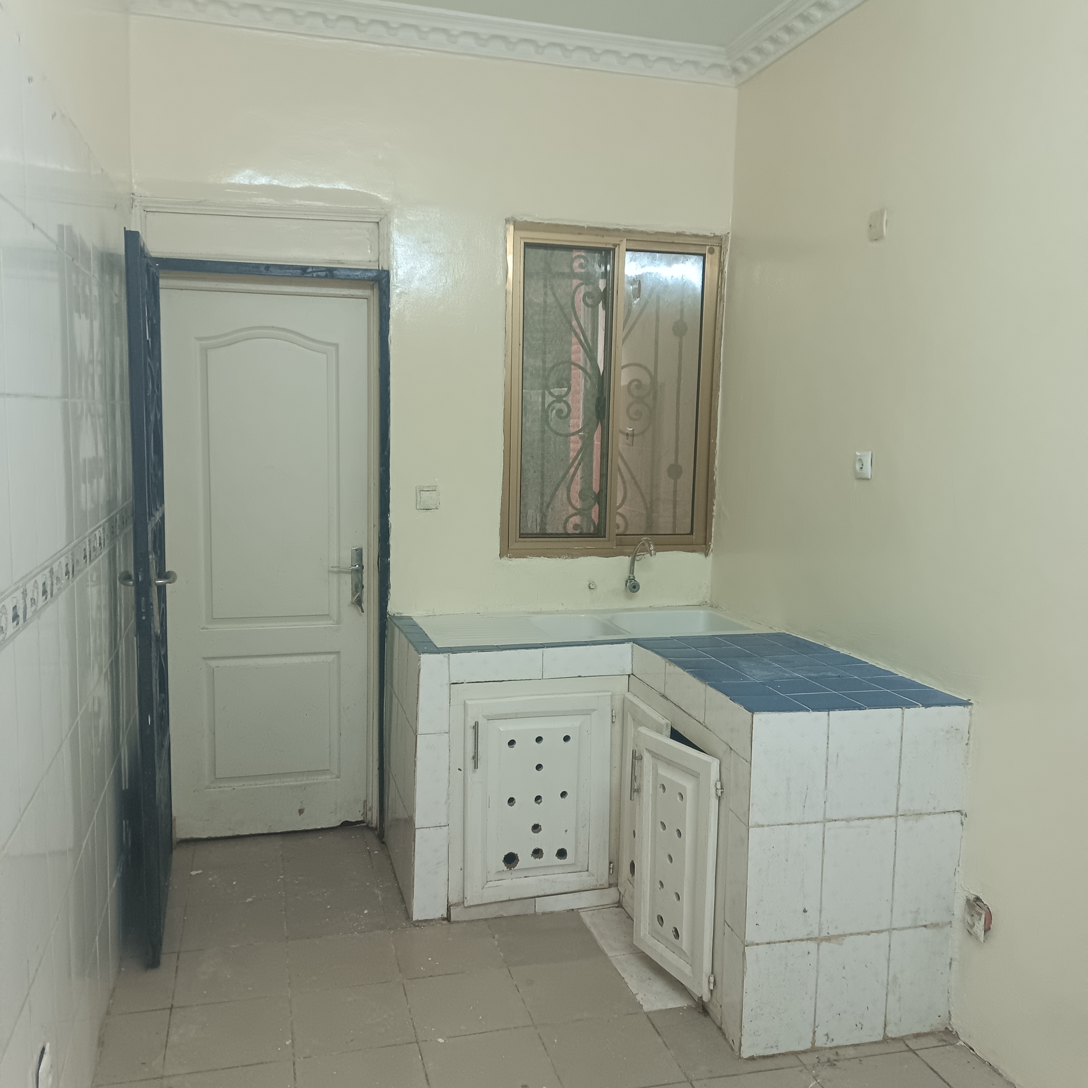 Appartement à louer - Yaoundé, Bastos, Bastos - 1 salon(s), 3 chambre(s), 3 salle(s) de bains - 500 000 FCFA / mois