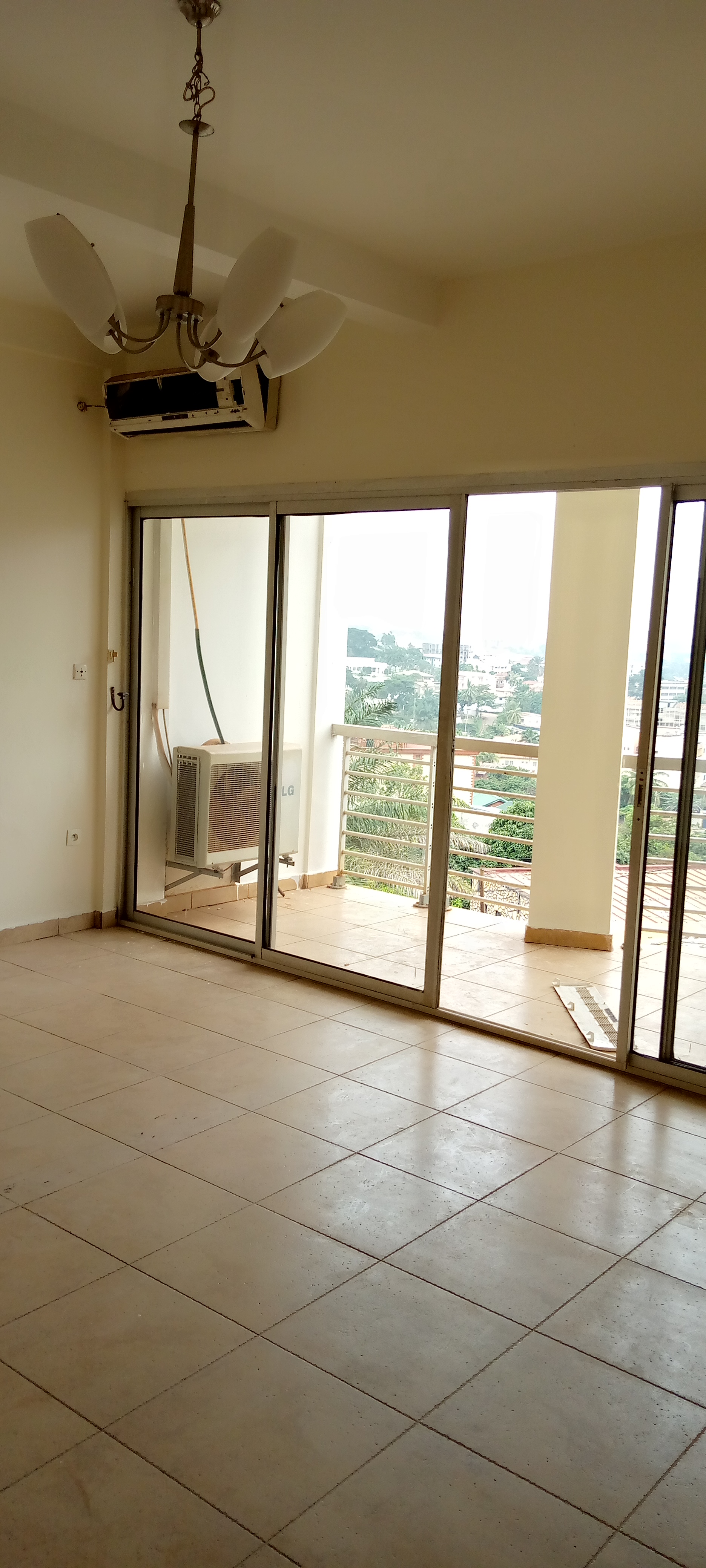 Apartment to rent - Yaoundé, Bastos, Bastos - 1 living room(s), 2 bedroom(s), 3 bathroom(s) - 375 000 FCFA / month