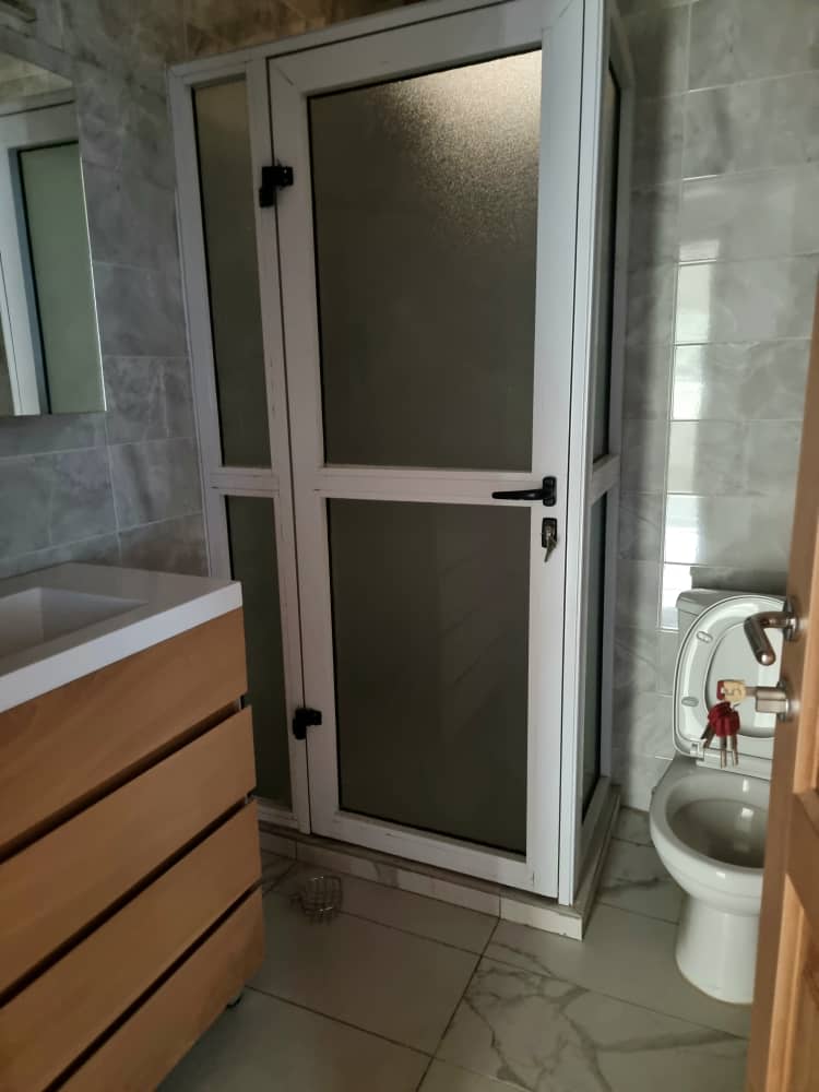 Apartment to rent - Yaoundé, Bastos, Accès facile - 1 living room(s), 3 bedroom(s), 4 bathroom(s) - 1 800 000 FCFA / month