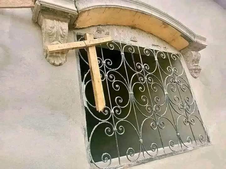 House (Villa) for sale - Yaoundé, Ngoulmekong, Fourgerol amity’s - 1 living room(s), 3 bedroom(s), 2 bathroom(s) - 14 000 000 FCFA / month