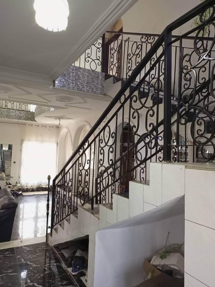 Maison (Triplex) à vendre - Yaoundé, Mimboman IV, nkoabang - 3 salon(s), 6 chambre(s), 6 salle(s) de bains - 130 000 000 FCFA