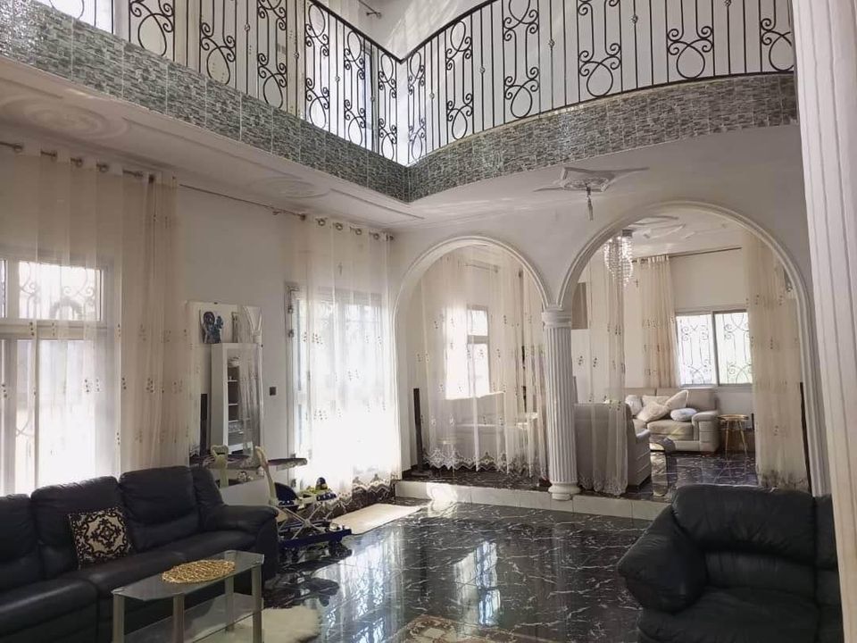 Maison (Triplex) à vendre - Yaoundé, Mimboman IV, nkoabang - 3 salon(s), 6 chambre(s), 6 salle(s) de bains - 130 000 000 FCFA