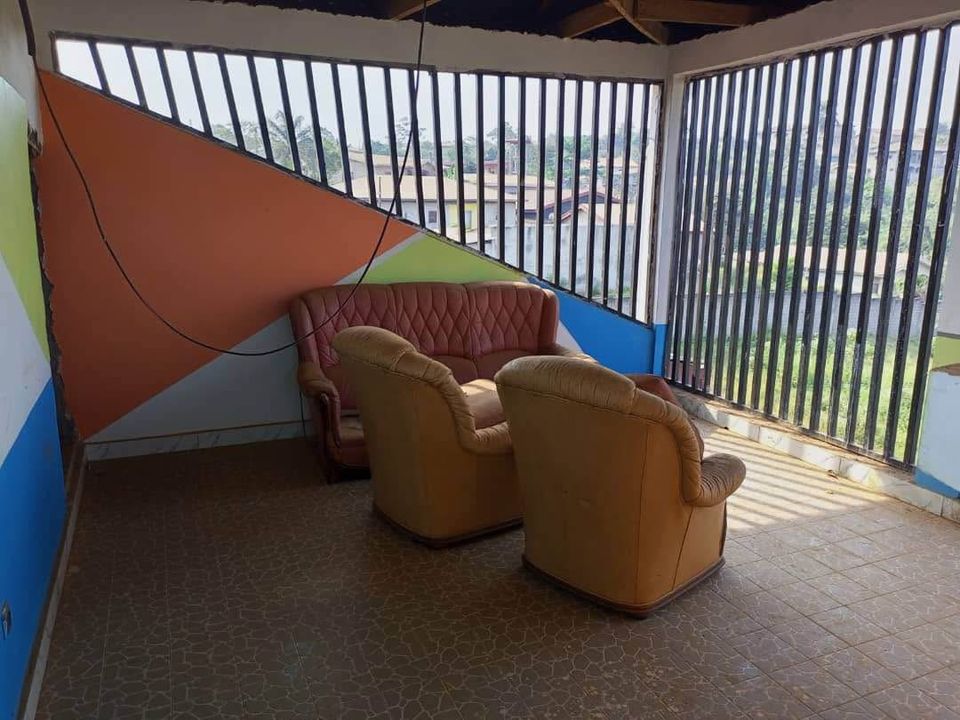 Maison (Triplex) à vendre - Yaoundé, Mimboman IV, nkoabang - 3 salon(s), 6 chambre(s), 6 salle(s) de bains - 130 000 000 FCFA