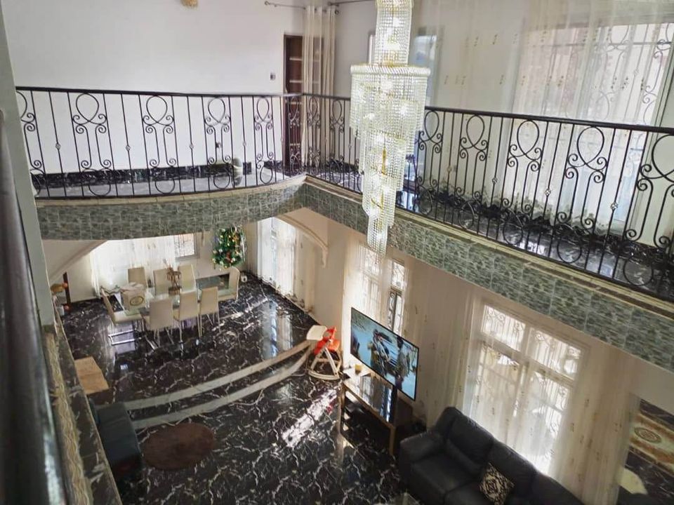 Maison (Triplex) à vendre - Yaoundé, Mimboman IV, nkoabang - 3 salon(s), 6 chambre(s), 6 salle(s) de bains - 130 000 000 FCFA