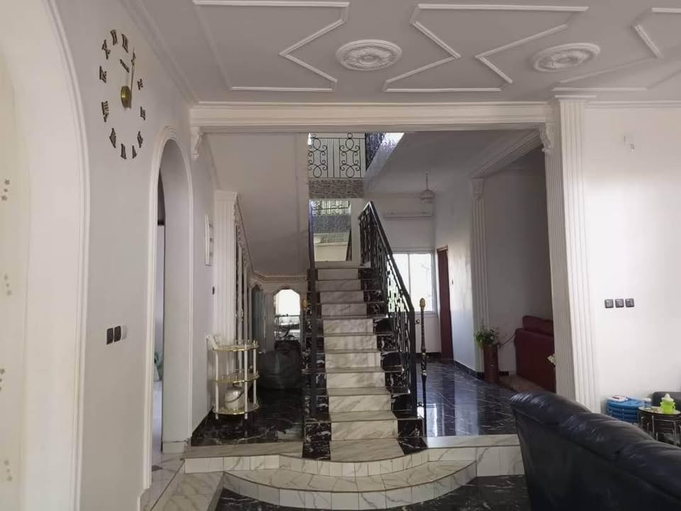Maison (Triplex) à vendre - Yaoundé, Mimboman IV, nkoabang - 3 salon(s), 6 chambre(s), 6 salle(s) de bains - 130 000 000 FCFA