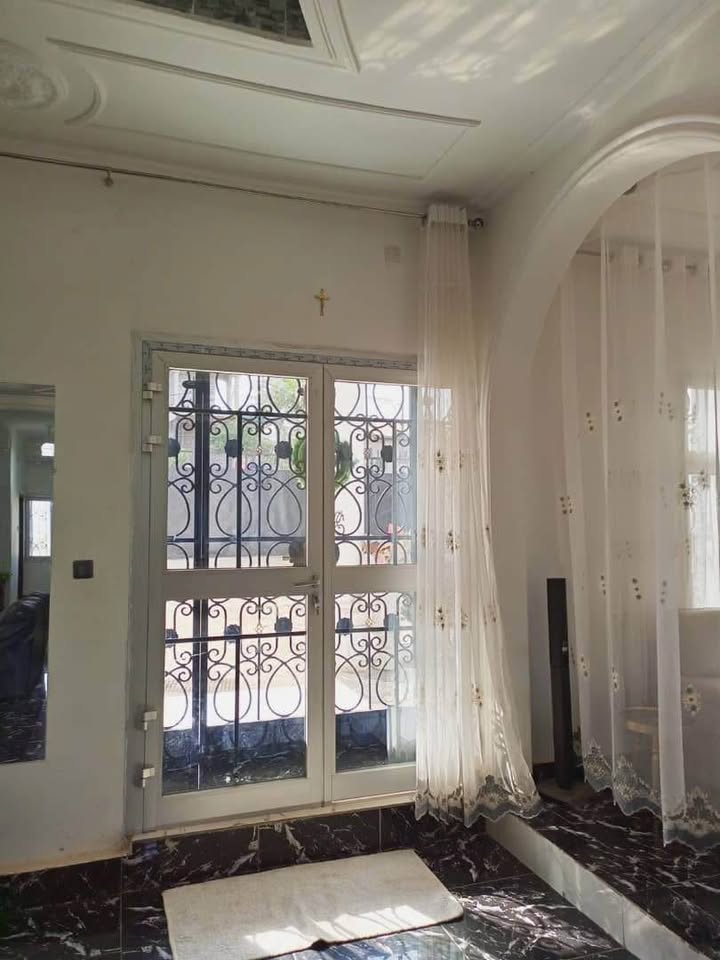 Maison (Triplex) à vendre - Yaoundé, Mimboman IV, nkoabang - 3 salon(s), 6 chambre(s), 6 salle(s) de bains - 130 000 000 FCFA